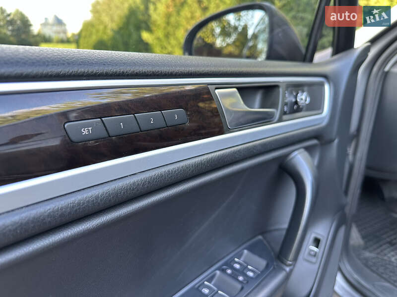 Внедорожник / Кроссовер Volkswagen Touareg 2011 в Ровно