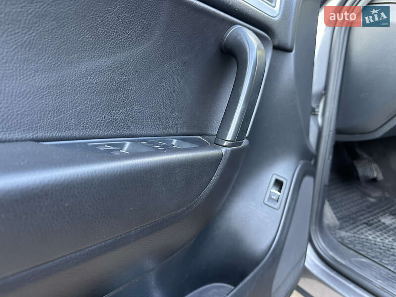 Внедорожник / Кроссовер Volkswagen Touareg 2011 в Ровно