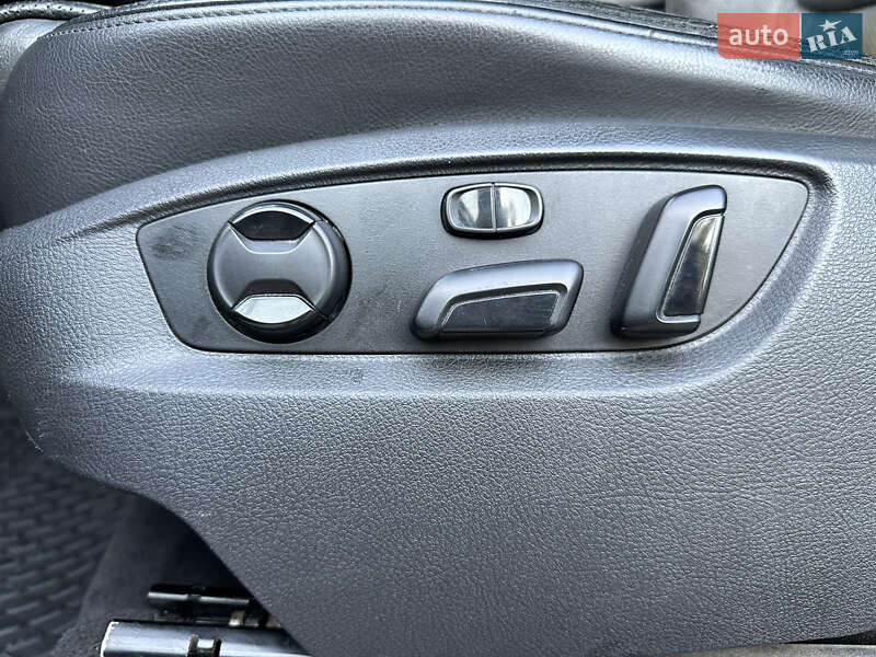 Внедорожник / Кроссовер Volkswagen Touareg 2011 в Ровно
