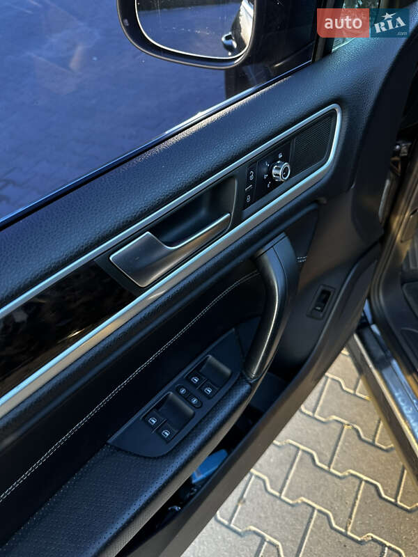 Внедорожник / Кроссовер Volkswagen Touareg 2012 в Хмельницком
