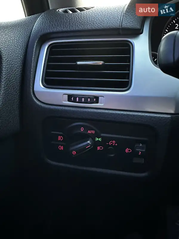 Внедорожник / Кроссовер Volkswagen Touareg 2012 в 