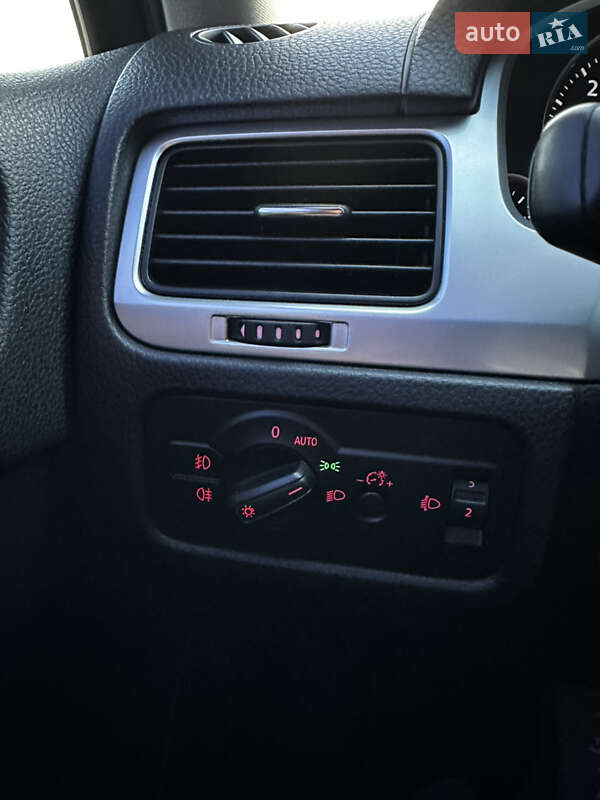 Внедорожник / Кроссовер Volkswagen Touareg 2012 в Хмельницком