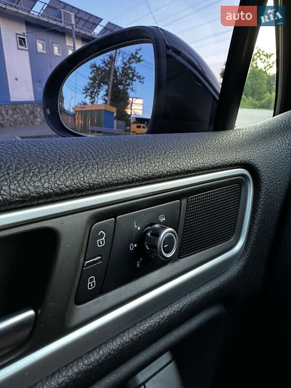 Внедорожник / Кроссовер Volkswagen Touareg 2012 в Хмельницком