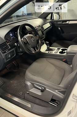 Внедорожник / Кроссовер Volkswagen Touareg 2012 в Киеве