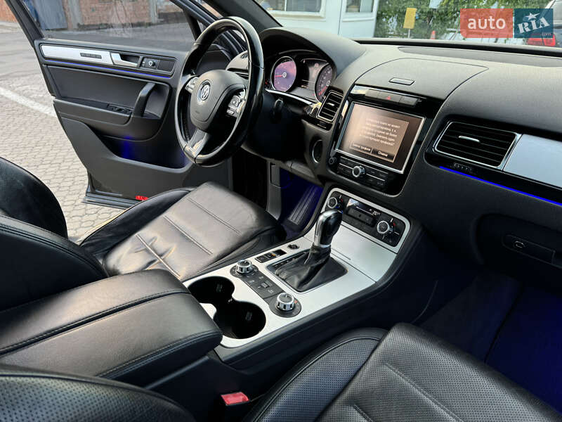 Внедорожник / Кроссовер Volkswagen Touareg 2011 в Черновцах