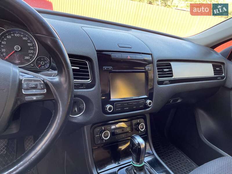 Внедорожник / Кроссовер Volkswagen Touareg 2011 в Сарнах