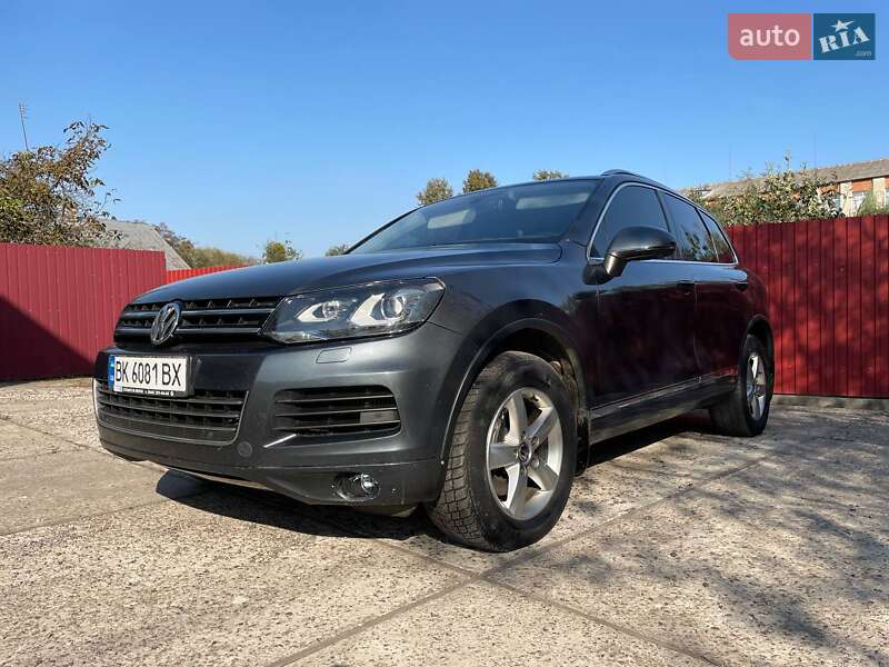 Внедорожник / Кроссовер Volkswagen Touareg 2011 в Сарнах