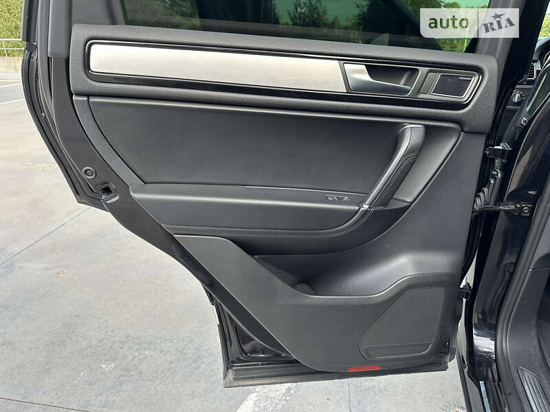 Позашляховик / Кросовер Volkswagen Touareg 2012 в Києві