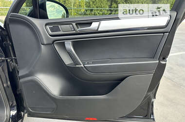 Внедорожник / Кроссовер Volkswagen Touareg 2012 в 