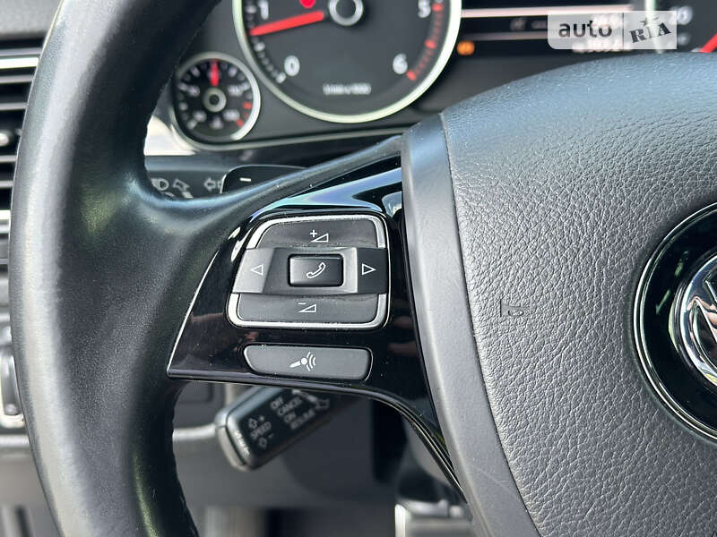 Позашляховик / Кросовер Volkswagen Touareg 2012 в Києві