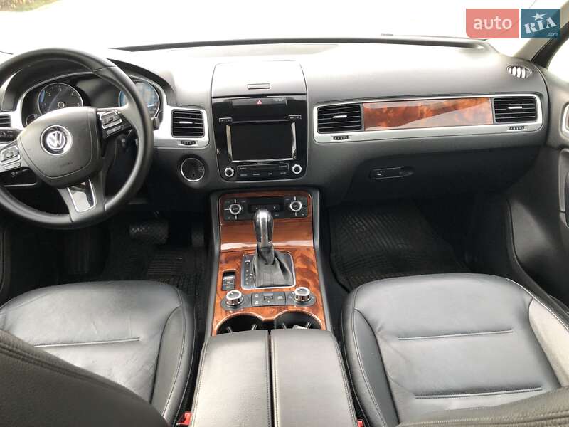 Внедорожник / Кроссовер Volkswagen Touareg 2011 в Киеве