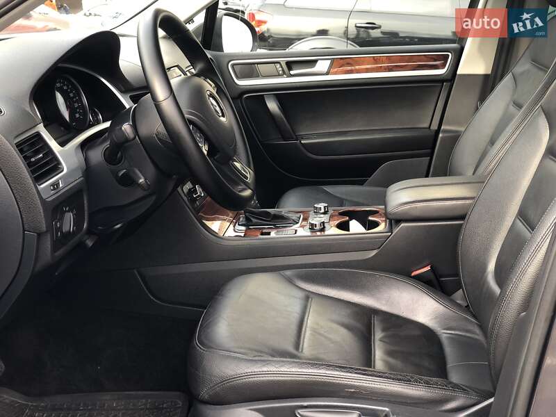 Внедорожник / Кроссовер Volkswagen Touareg 2011 в Киеве