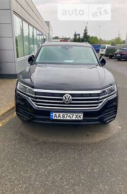 Позашляховик / Кросовер Volkswagen Touareg 2018 в Києві