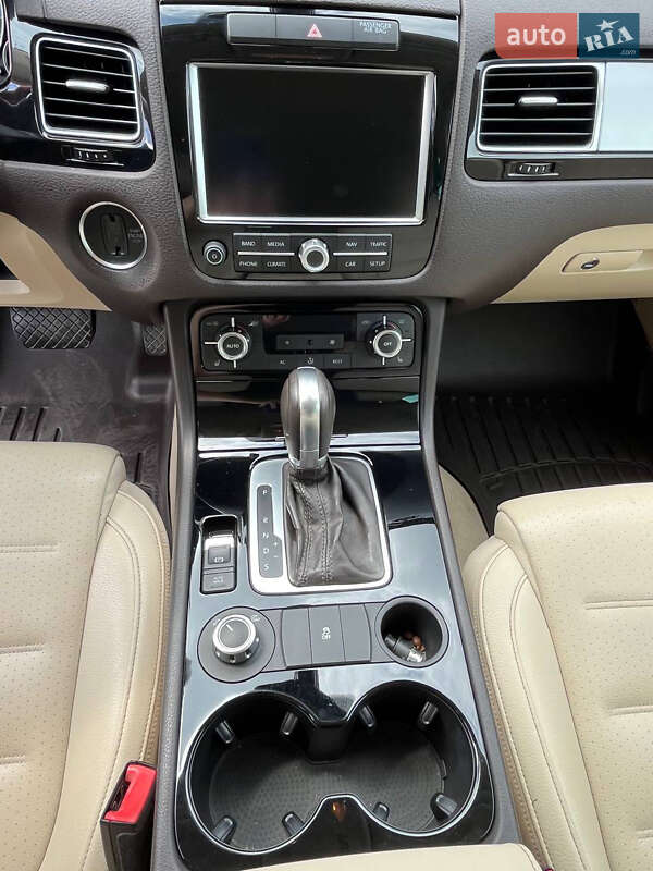 Внедорожник / Кроссовер Volkswagen Touareg 2011 в Киеве