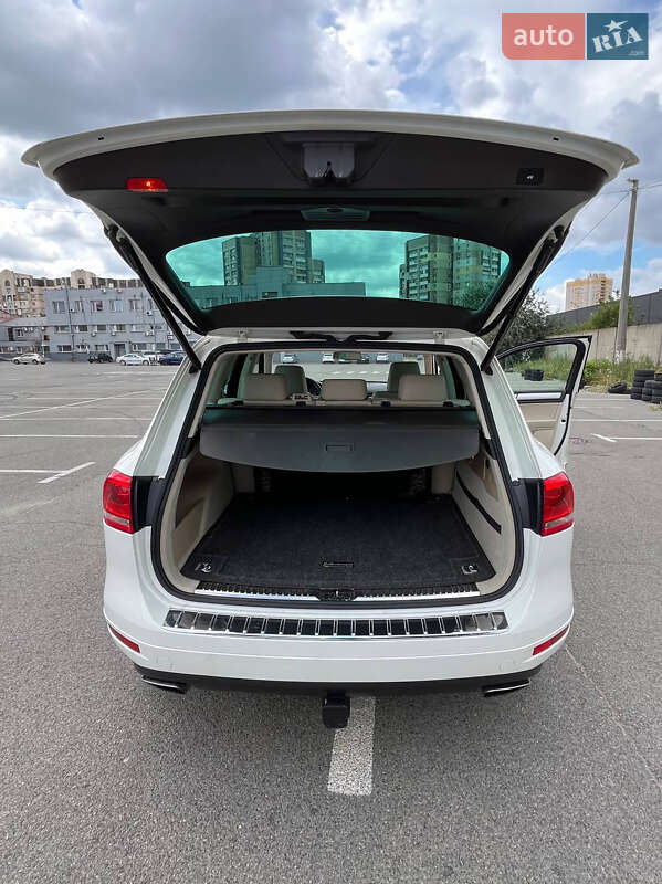 Внедорожник / Кроссовер Volkswagen Touareg 2011 в Киеве