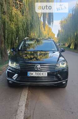 Позашляховик / Кросовер Volkswagen Touareg 2015 в Дубні