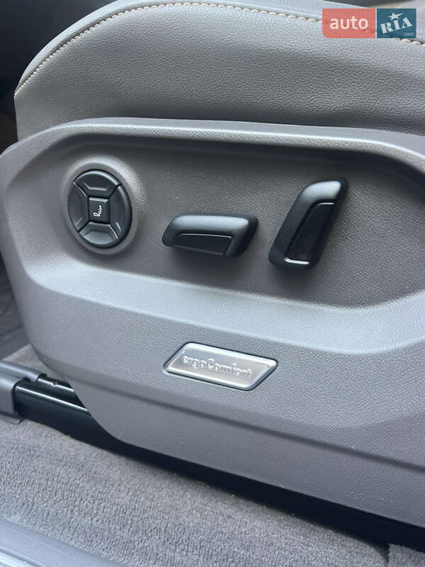 Позашляховик / Кросовер Volkswagen Touareg 2021 в Львові