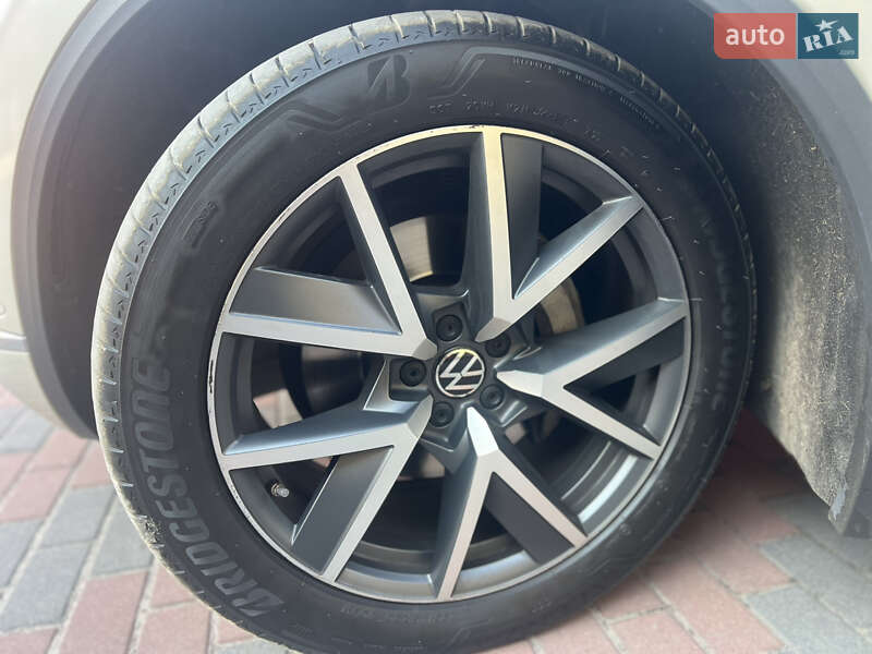 Позашляховик / Кросовер Volkswagen Touareg 2021 в Львові