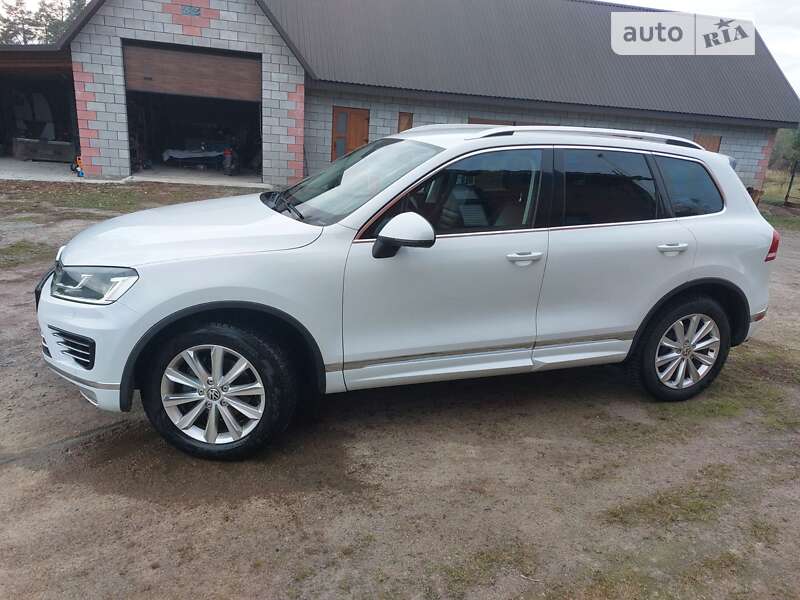 Внедорожник / Кроссовер Volkswagen Touareg 2015 в Сарнах