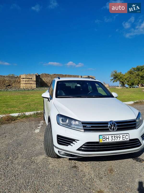 Внедорожник / Кроссовер Volkswagen Touareg 2015 в Белгороде-Днестровском