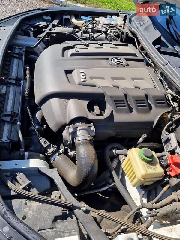 Внедорожник / Кроссовер Volkswagen Touareg 2015 в Белгороде-Днестровском