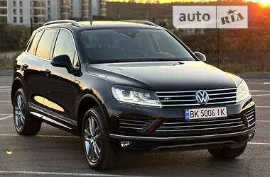 Позашляховик / Кросовер Volkswagen Touareg 2015 в Рівному