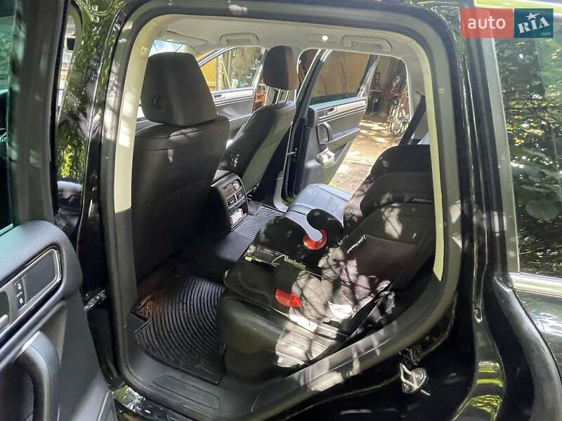 Внедорожник / Кроссовер Volkswagen Touareg 2014 в Киеве