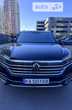 Внедорожник / Кроссовер Volkswagen Touareg 2020 в Киеве