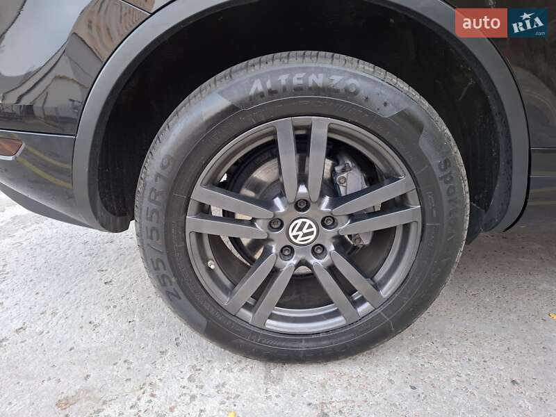 Внедорожник / Кроссовер Volkswagen Touareg 2014 в Киеве
