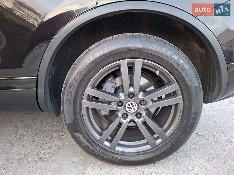 Внедорожник / Кроссовер Volkswagen Touareg 2014 в Киеве