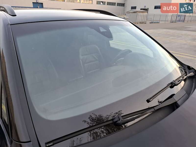 Внедорожник / Кроссовер Volkswagen Touareg 2014 в Киеве