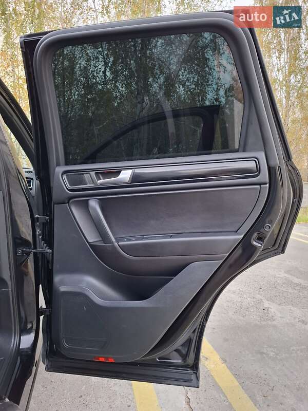 Внедорожник / Кроссовер Volkswagen Touareg 2014 в Киеве