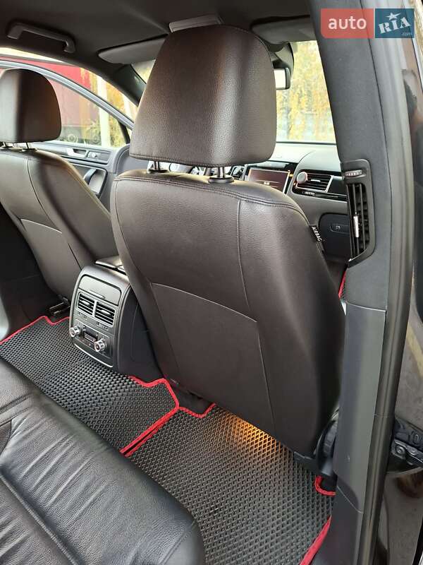 Внедорожник / Кроссовер Volkswagen Touareg 2014 в Киеве