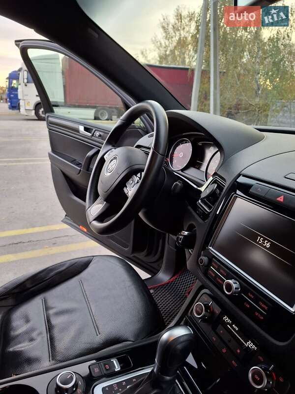 Внедорожник / Кроссовер Volkswagen Touareg 2014 в Киеве