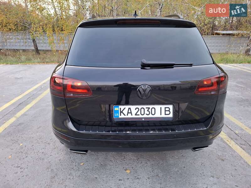 Внедорожник / Кроссовер Volkswagen Touareg 2014 в Киеве
