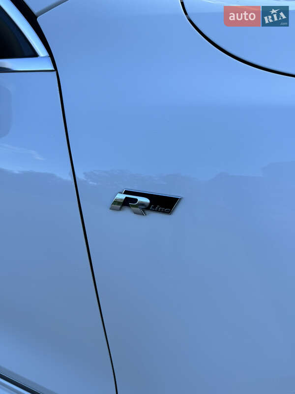 Позашляховик / Кросовер Volkswagen Touareg 2013 в Чернівцях