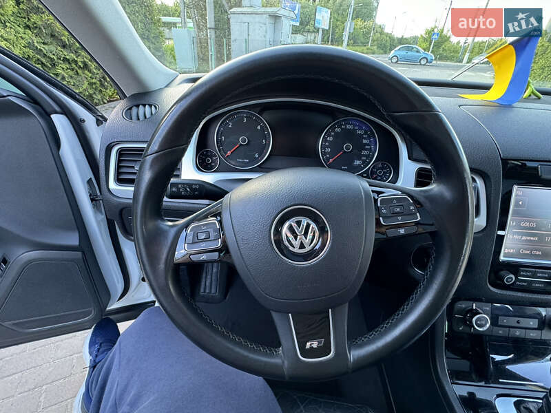 Позашляховик / Кросовер Volkswagen Touareg 2013 в Чернівцях