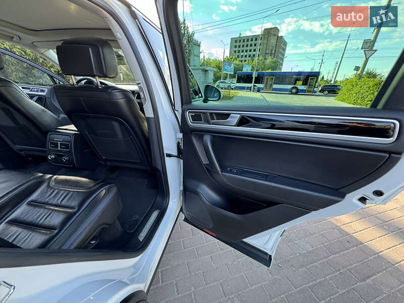 Позашляховик / Кросовер Volkswagen Touareg 2013 в Чернівцях