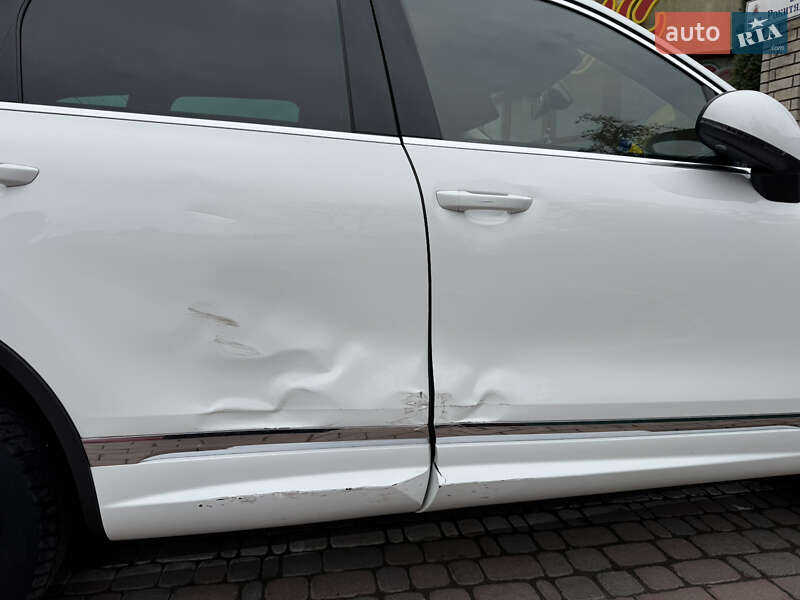 Позашляховик / Кросовер Volkswagen Touareg 2013 в Чернівцях
