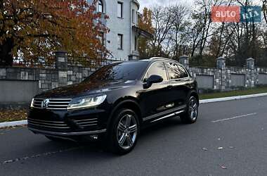 Позашляховик / Кросовер Volkswagen Touareg 2015 в Чернівцях