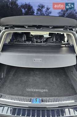 Позашляховик / Кросовер Volkswagen Touareg 2011 в 