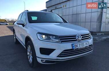 Внедорожник / Кроссовер Volkswagen Touareg 2015 в Радивилове