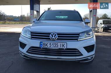 Внедорожник / Кроссовер Volkswagen Touareg 2015 в Радивилове