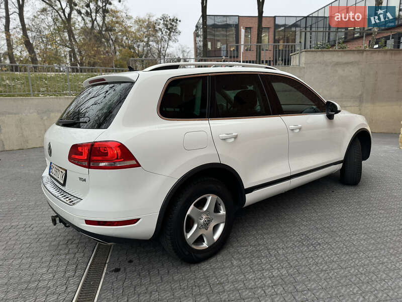 Внедорожник / Кроссовер Volkswagen Touareg 2012 в Львове
