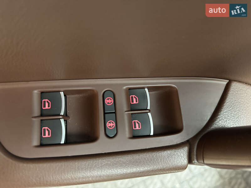 Внедорожник / Кроссовер Volkswagen Touareg 2012 в Львове