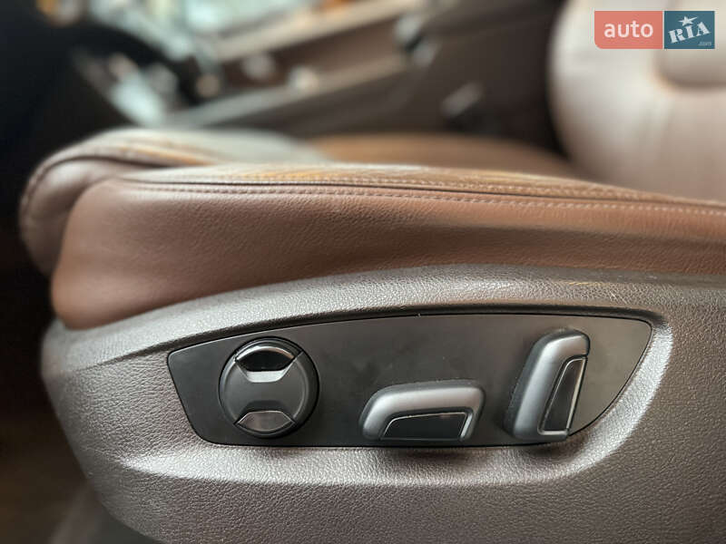 Внедорожник / Кроссовер Volkswagen Touareg 2012 в Львове