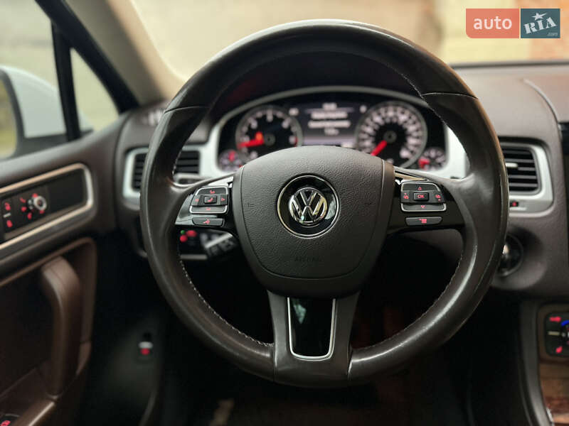 Внедорожник / Кроссовер Volkswagen Touareg 2012 в Львове