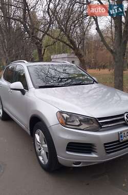 Внедорожник / Кроссовер Volkswagen Touareg 2012 в Киеве