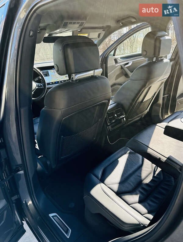 Внедорожник / Кроссовер Volkswagen Touareg 2019 в Киеве