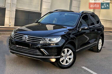 Внедорожник / Кроссовер Volkswagen Touareg 2015 в Днепре